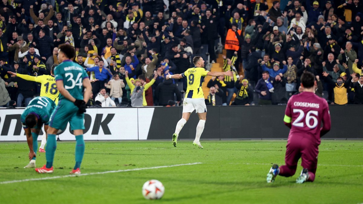 九游体育官网-切尔西前途光明！，穆雷新星比赛局势复杂表现突出观众掌声雷动(切尔西31取欧协联5连胜)