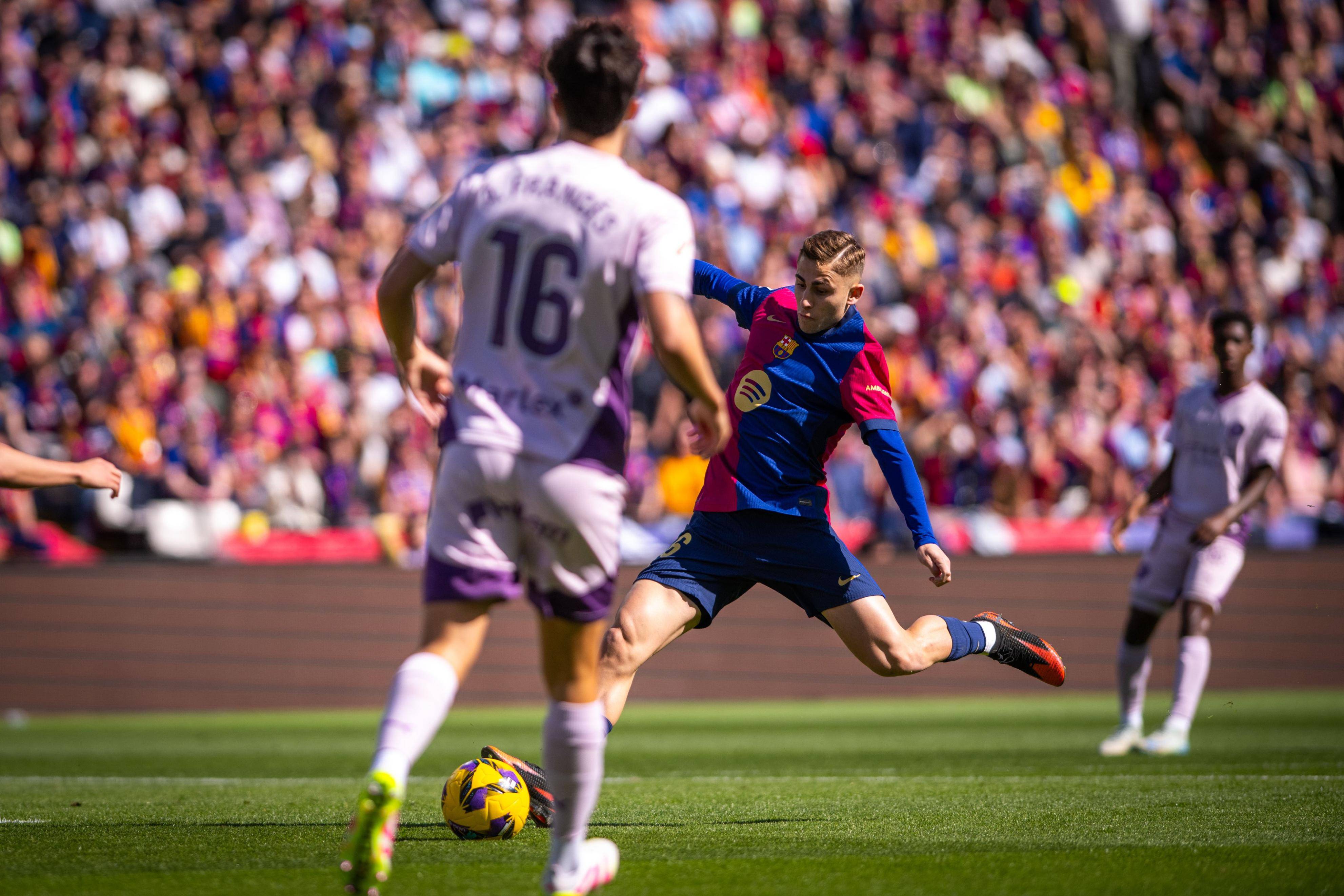 九游体育-莱万多夫斯基迎来十二赛季出色发挥，皇家马德里观众热烈欢呼！观众掌声雷动(莱万多夫斯基和c罗谁厉害)