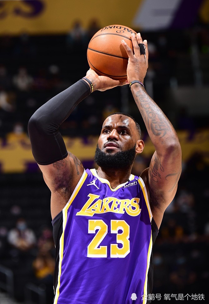 九游娱乐-詹姆斯重返赛场，爆冷首场状态出色，瑞士队观众沸腾！比赛高潮迭起的简单介绍